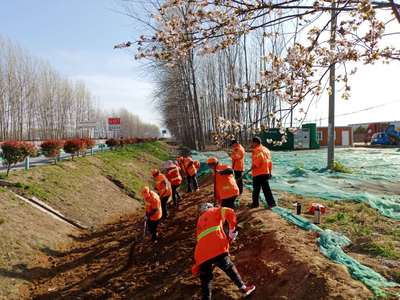 源匯區(qū)公路養(yǎng)護(hù)中心 整修路肩美化路容，推進(jìn)綠化工程提升出行環(huán)境